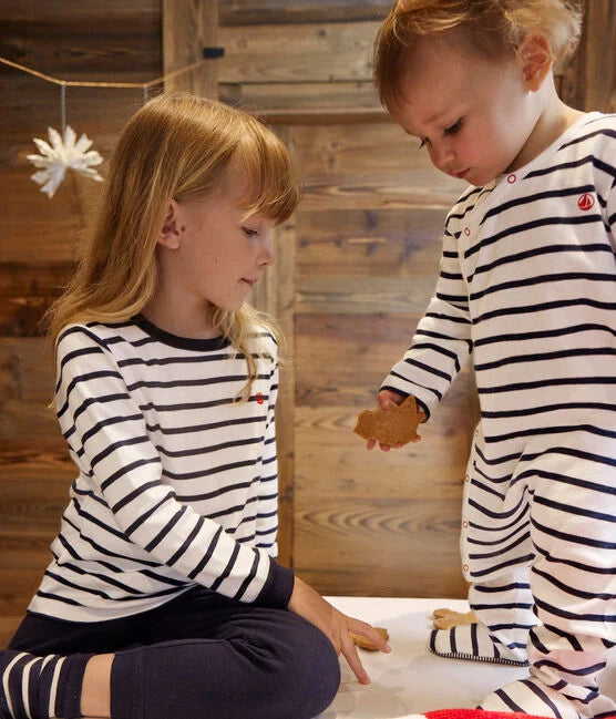 Gestreifter Baby-Pyjama aus Rippstrick
