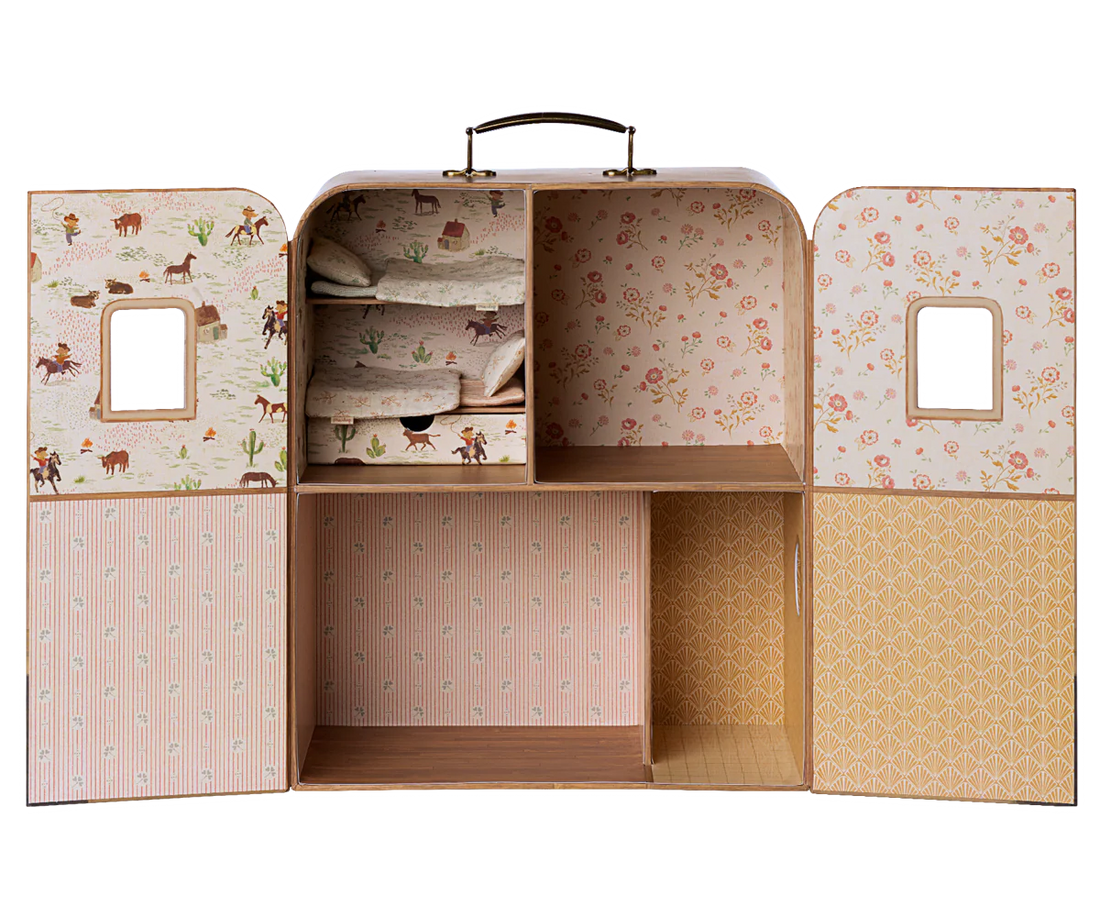 SuitCasa, Kleine Schwester und Bruder Maus