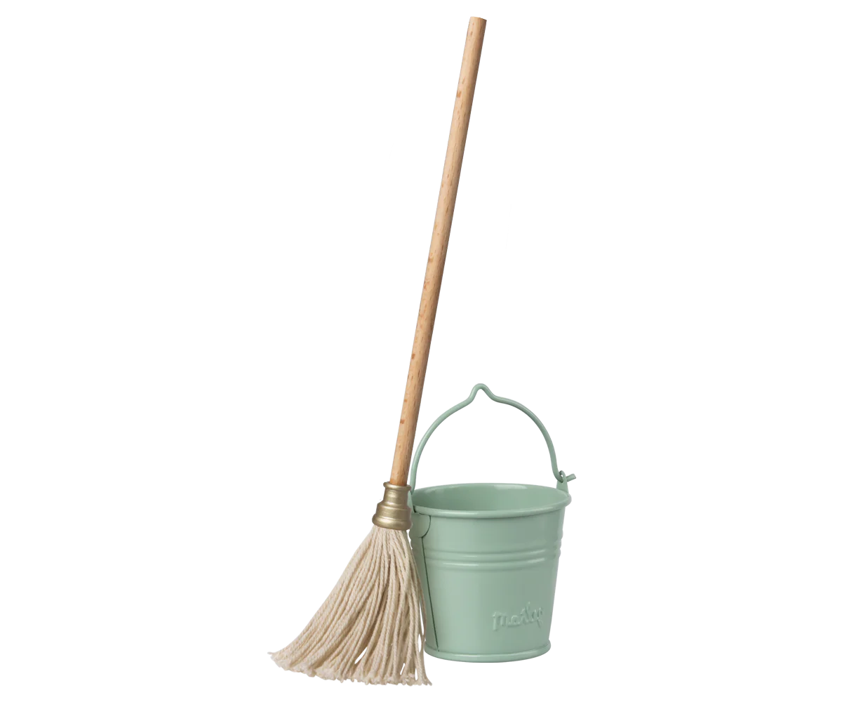 Wischmop und Eimer