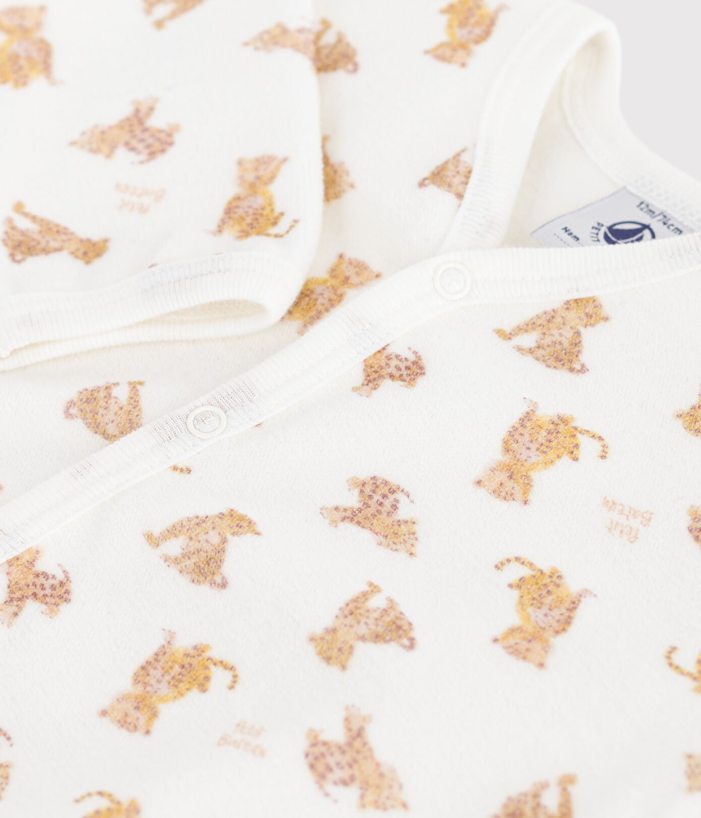 Strampler aus Nicki mit Leoparden-Motiv