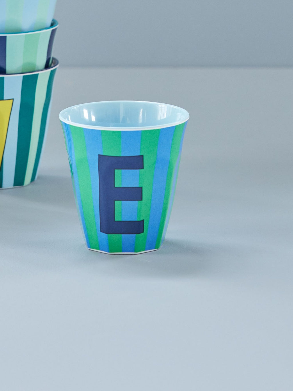 Mittelgroßer Becher - Blau - E - Stripes