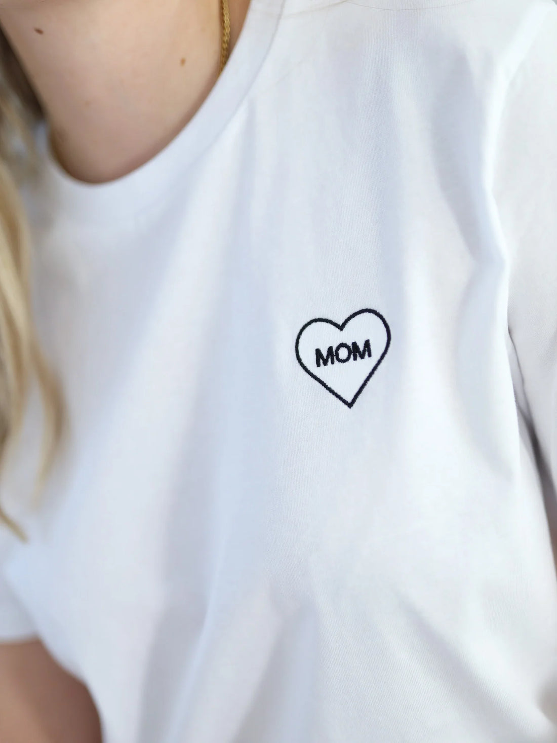 T-Shirt - MOM HEART SHIRT