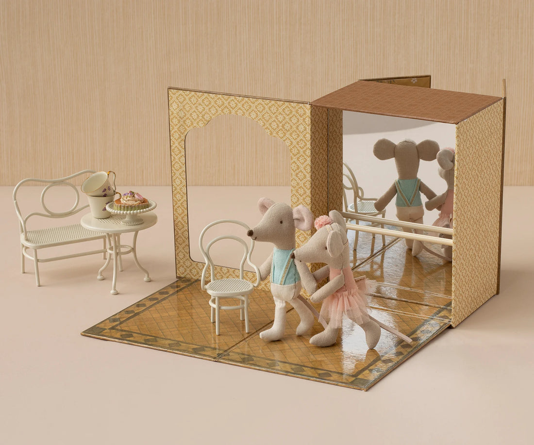 Ballettmäuse im Tanzstudio, Kleine Schwester und kleiner Bruder