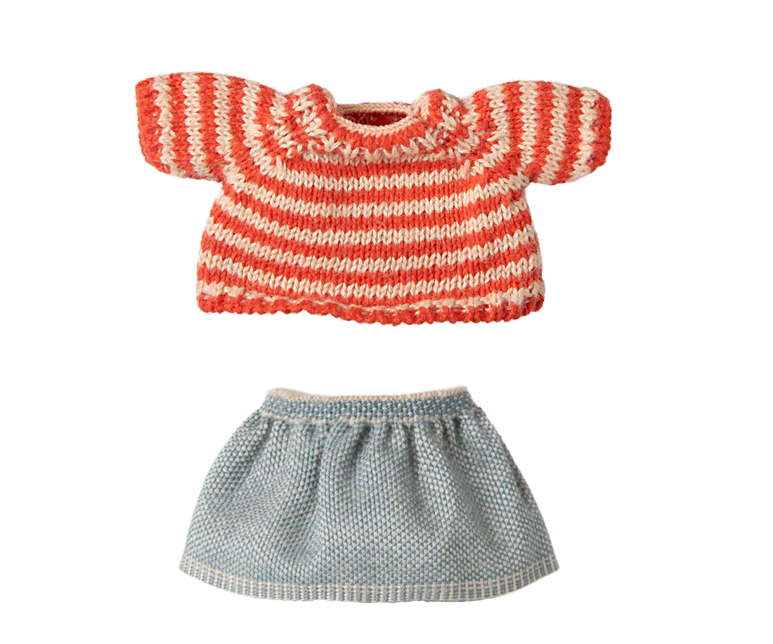 Strickpullover und Rock, Große Schwester Maus