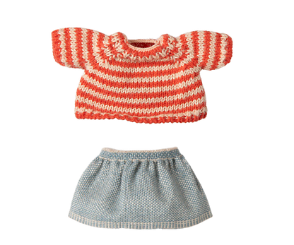 Strickpullover und Rock, Große Schwester Maus