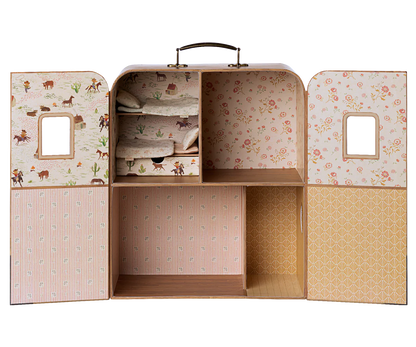 SuitCasa, Kleine Schwester und Bruder Maus