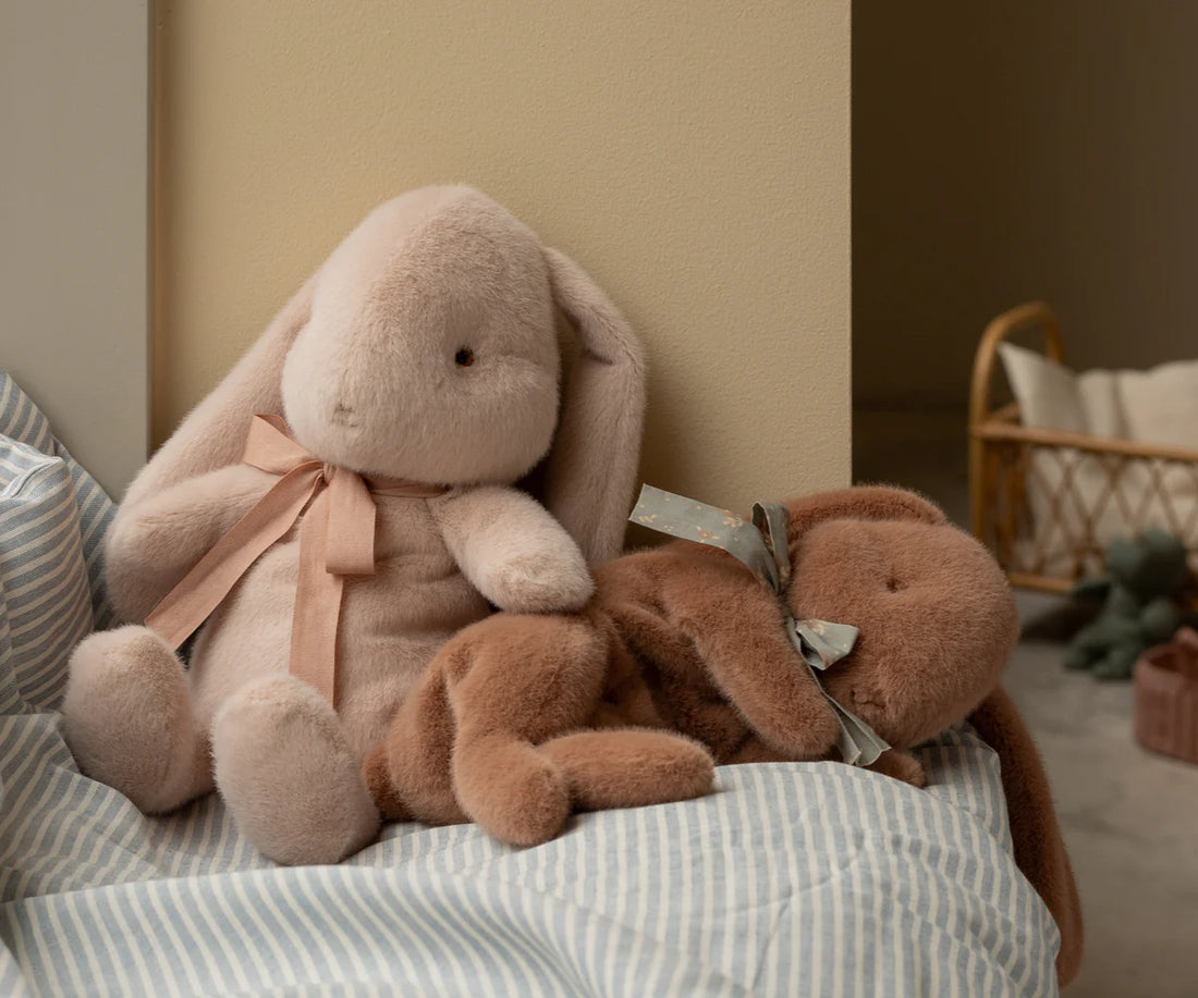 Schlafender Plüsch Hase, Klein - Soft brown