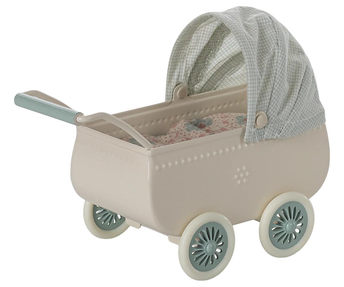 Kinderwagen mit Babymaus