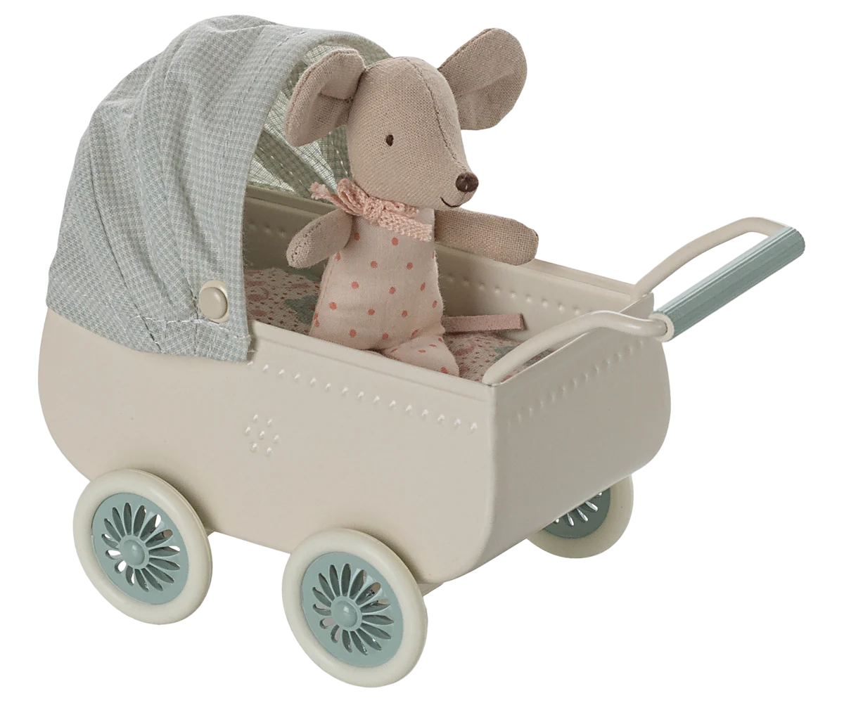 Kinderwagen mit Babymaus