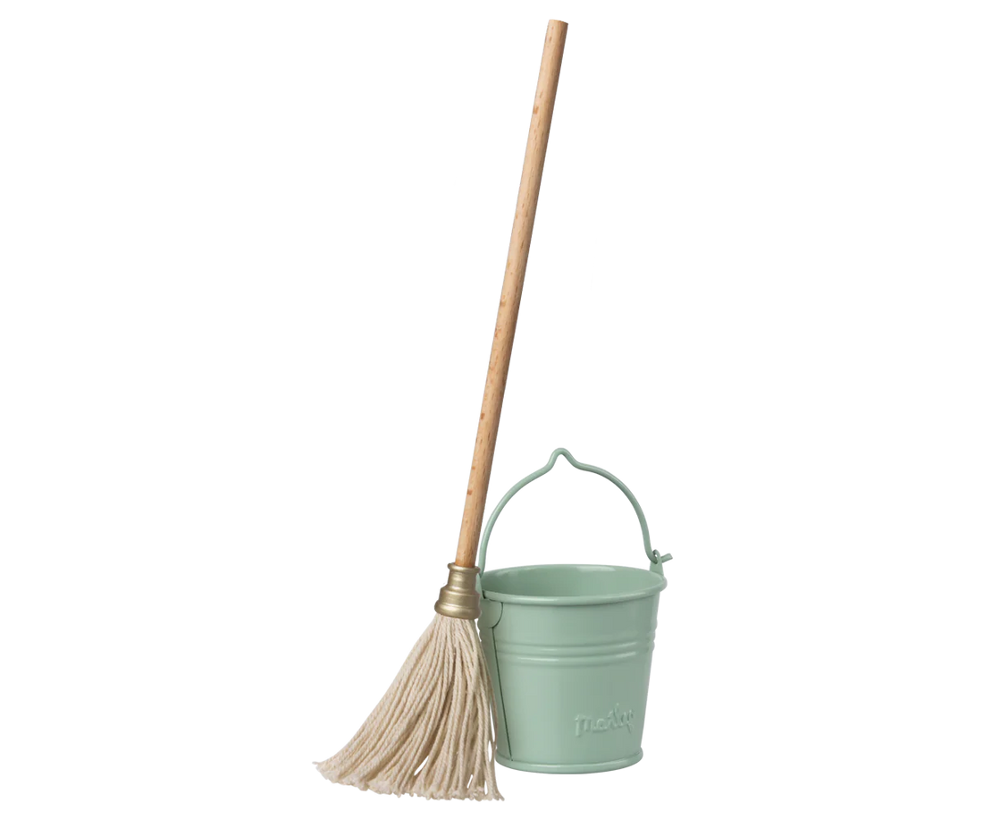 Wischmop und Eimer